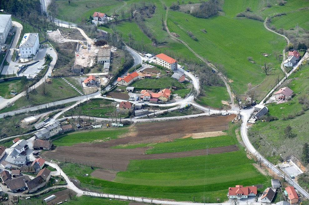 Mladoletne begunce v Postojni bodo selili z zamikom (kaj je razlog?) (foto: Bobo)