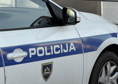 Šok v Posočju: Neznanci razbijali avtomobile in kradli dragocene stvari