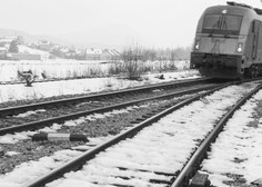 Grozljivo odkritje v naselju Rakek: na železniški progi našli mrtvo osebo
