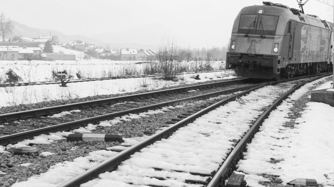Grozljivo odkritje v naselju Rakek: na železniški progi našli mrtvo osebo (foto: Žiga Živulović jr./BOBO)