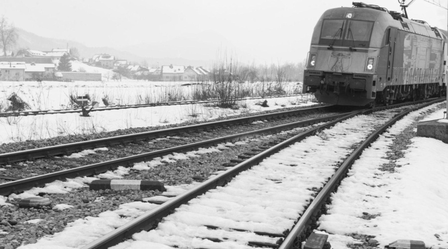 Grozljivo odkritje v naselju Rakek: na železniški progi našli mrtvo osebo (foto: Žiga Živulović jr./BOBO)