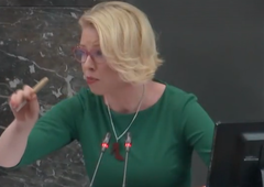 Boljše kot vsak podkast: Klakočar Zupančičeva "kot nevzgojena smrklja kričala na predlagatelja" (VIDEO)