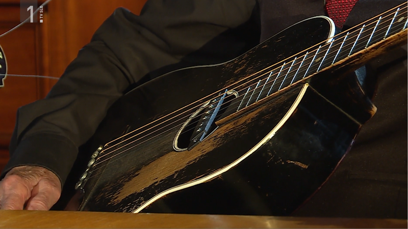 Črna kitara znamke Melodija Mengeš, ki jo je Milan Kreslin kupil za prvo plačo.