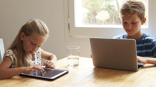 Otroci in pretirana raba zaslonov: kako pogosto pa vi v otrokovi družbi uporabljate digitalne naprave? (foto: Profimedia)