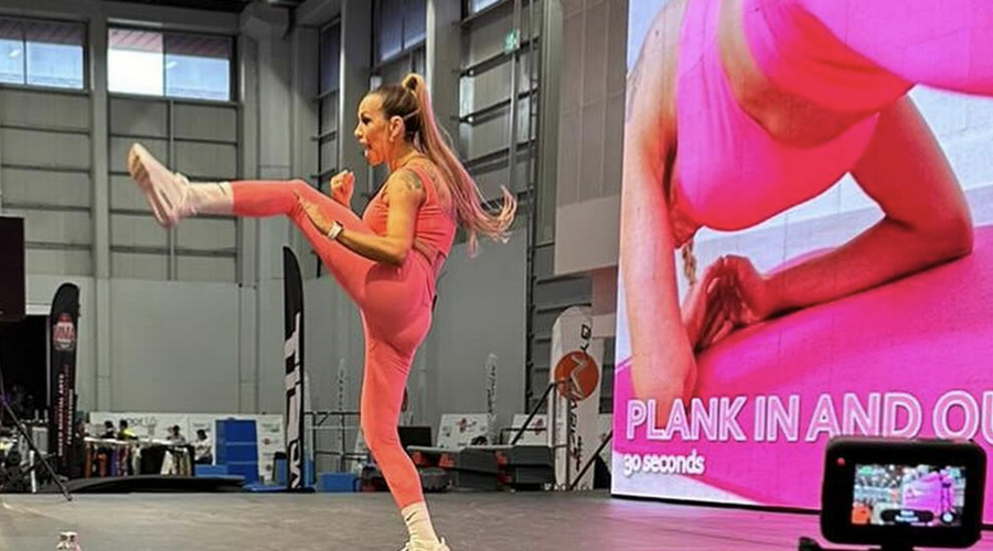 Priznana slovenska trenerka glavni obraz športnega sejma v Istanbulu, množice čakale na fotografiranje z njo (foto: Instagram/vida.macura.maglica)