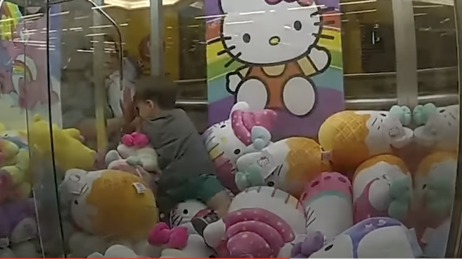 Triletnik se je ujel v avtomat z igračami, sledilo je reševanje (foto: Youtube/Guardian Australia/posnetek zaslona)