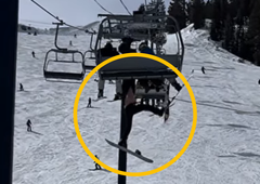 Grozljivo: 16-letna deskarka nenadoma zdrsnila s sedežnice, v zraku so jo za kratek čas zadržali drugi smučarji (VIDEO)