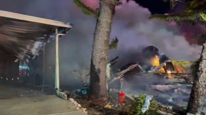 Na mobilne hiše padlo letalo: ko so gasilci pogasili ogenj, je sledilo grozljivo odkritje (VIDEO) (foto: Omrežje X/posnetek zaslona)