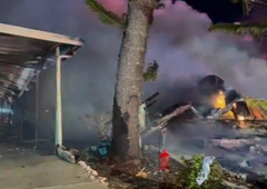 Na mobilne hiše padlo letalo: ko so gasilci pogasili ogenj, je sledilo grozljivo odkritje (VIDEO)