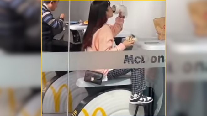 Burger v McDonald'su, rekreacija na kolesu in polnjenje telefona kar na mizi: dobrodošli v restavraciji prihodnosti (FOTO+VIDEO) (foto: YouTube/posnetek zaslona)