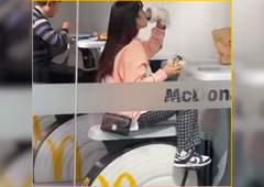 Burger v McDonald'su, rekreacija na kolesu in polnjenje telefona kar na mizi: dobrodošli v restavraciji prihodnosti (FOTO+VIDEO)