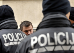 Koprski policisti stopili na prste serijskima tatovoma, ki sta kradla tudi po tem, ko so ju že ujeli