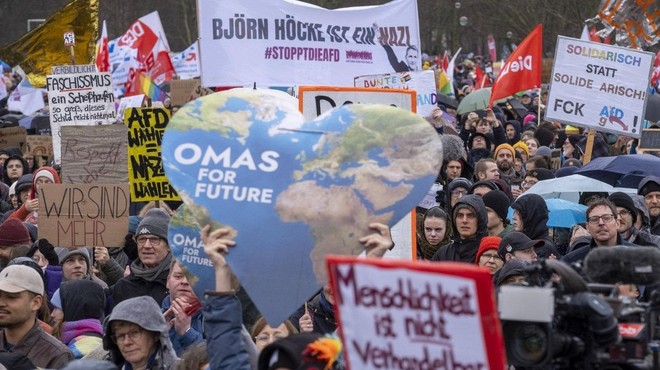 Po Berlinu se slišijo vzkliki na tisoče ljudi (foto: Profimedia)