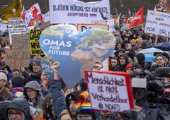 Po Berlinu se slišijo vzkliki na tisoče ljudi