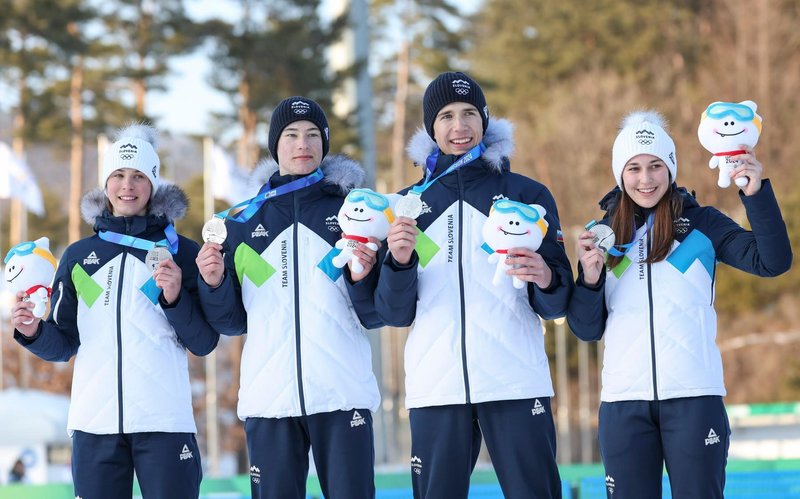Slovenska mešana ekipa nordijskih kombinatorcev je pred nekaj dnevi na mladinskih olimpijskih igrah v Južni Koreji osvojila srebrno odličje.