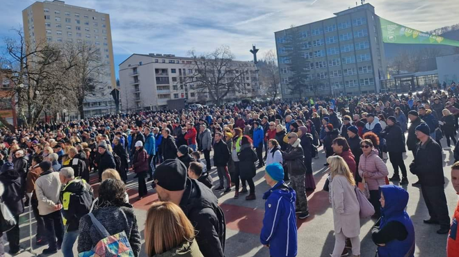 Množica protestnikov v Velenju pozivala proti visokim cenam ogrevanja: občina pripravlja ukrepe za pomoč občanom (foto: Facebook/Ljudska inciativa Velenje/Maja Kukovec)
