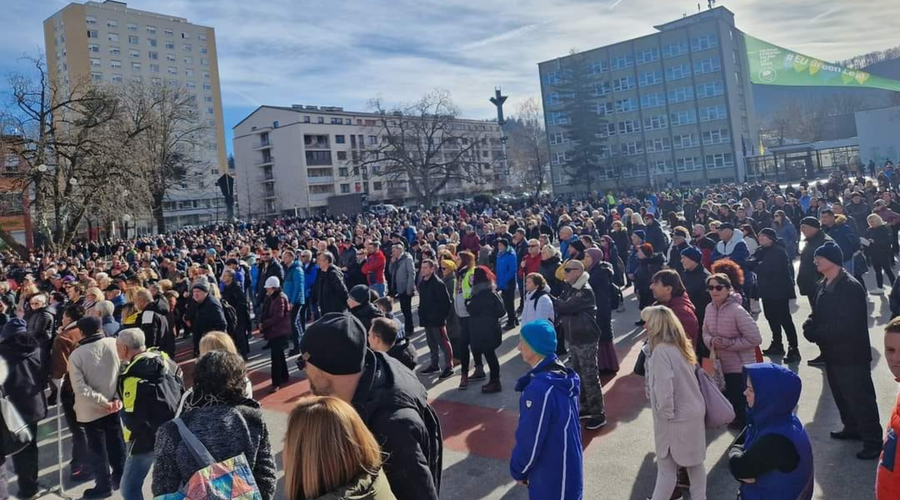 Množica protestnikov v Velenju pozivala proti visokim cenam ogrevanja: občina pripravlja ukrepe za pomoč občanom (foto: Facebook/Ljudska inciativa Velenje/Maja Kukovec)