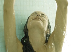 Se je bolje prhati zjutraj ali zvečer? Strokovnjaki odgovarjajo