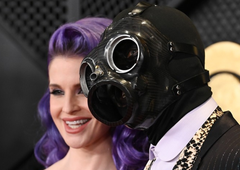 Klic po pozornosti ali dobra promocija: kdo je moški, ki je na rdeči preprogi grammyjev nosil plinsko masko?! (FOTO)