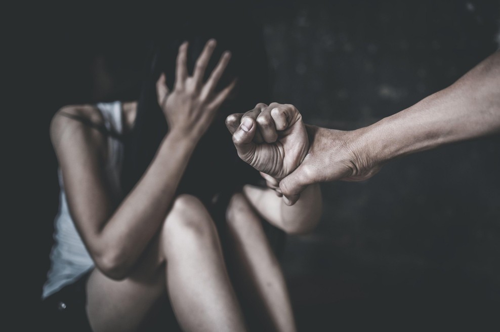 Pijani nasilnež napadel partnerico, jo večkrat udaril in poškodoval: policija v istem dnevu obravnavala kar tri podobne primere (foto: Profimedia)