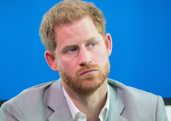 Po novici, da ima njegov oče Karel III. raka, se je v London vrnil princ Harry (bo bolezen znova zbližala družino?)