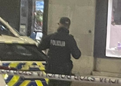 Tragedija v središču Ljubljane: pred Nebotičnikom pokrito negibno telo, vse naokoli pa policija (FOTO)