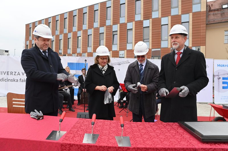 Rektor Univerze v Ljubljani Gregor Majdič, minister za visoko šolstvo, znanost in inovacije Igor Papič, dekan Medicinske fakultete Univerze v Ljubljani Igor Švab in generalna direktorica Projektne skupine za okrevanje in odpornost na Evropski komisiji Celine Gauer.