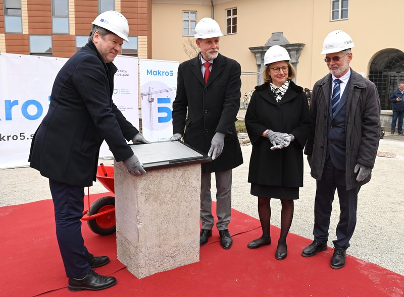 Rektor Univerze v Ljubljani Gregor Majdič, minister za visoko šolstvo, znanost in inovacije Igor Papič, dekan Medicinske fakultete Univerze v Ljubljani Igor Švab in generalna direktorica Projektne skupine za okrevanje in odpornost na Evropski komisiji Celine Gauer.