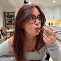 Ženska jé večerjo s palčkami