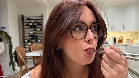 Ženska jé večerjo s palčkami