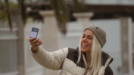 Vabljeni na Dan_d: dan visenja na telefonu, dan maratonskega skrolanja, dan družbenih omrežij!
