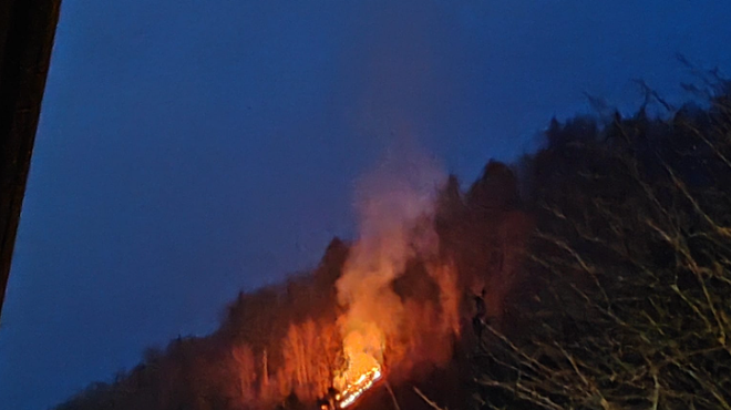 FOTO: V gozdu nad Jesenicami izbruhnil požar (na pomoč je priletel helikopter) (foto: Posnetek zaslona/Facebook profil Gasperin Sebastijan)