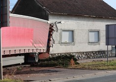 Celjski tovornjak trčil v hišo, razbil otroško sobo in ranil več ljudi (FOTO)