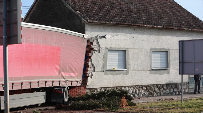 Celjski tovornjak trčil v hišo, razbil otroško sobo in ranil več ljudi (FOTO) (foto: Davor Javorovic/PIXSELL/BOBO)