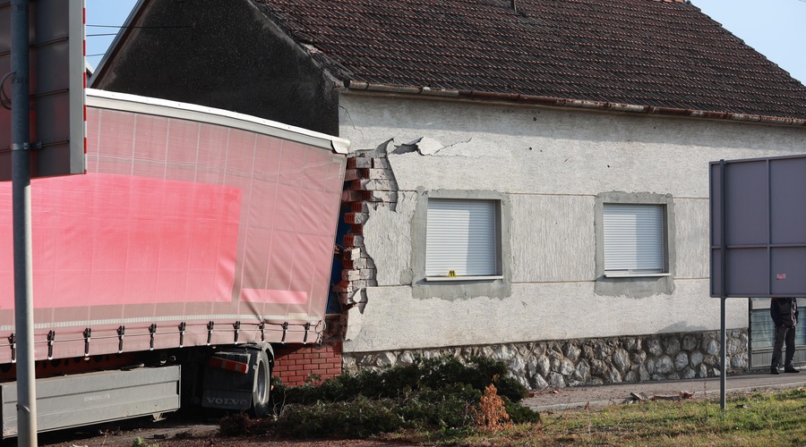 Celjski tovornjak trčil v hišo, razbil otroško sobo in ranil več ljudi (FOTO) (foto: Davor Javorovic/PIXSELL/BOBO)
