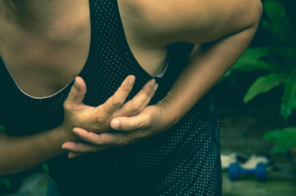 Prva asociacija ob besedi srčni infarkt je pogosto močna bolečina v prsih, toda skoraj polovica srčnih napadov se zgodi brez tega specifičnega simptoma. (foto: Profimedia)