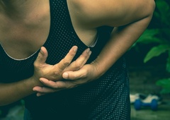 Znana zdravnica opozarja: "Ta priljubljeni prigrizek je največji sovražnik za zdravje srca"