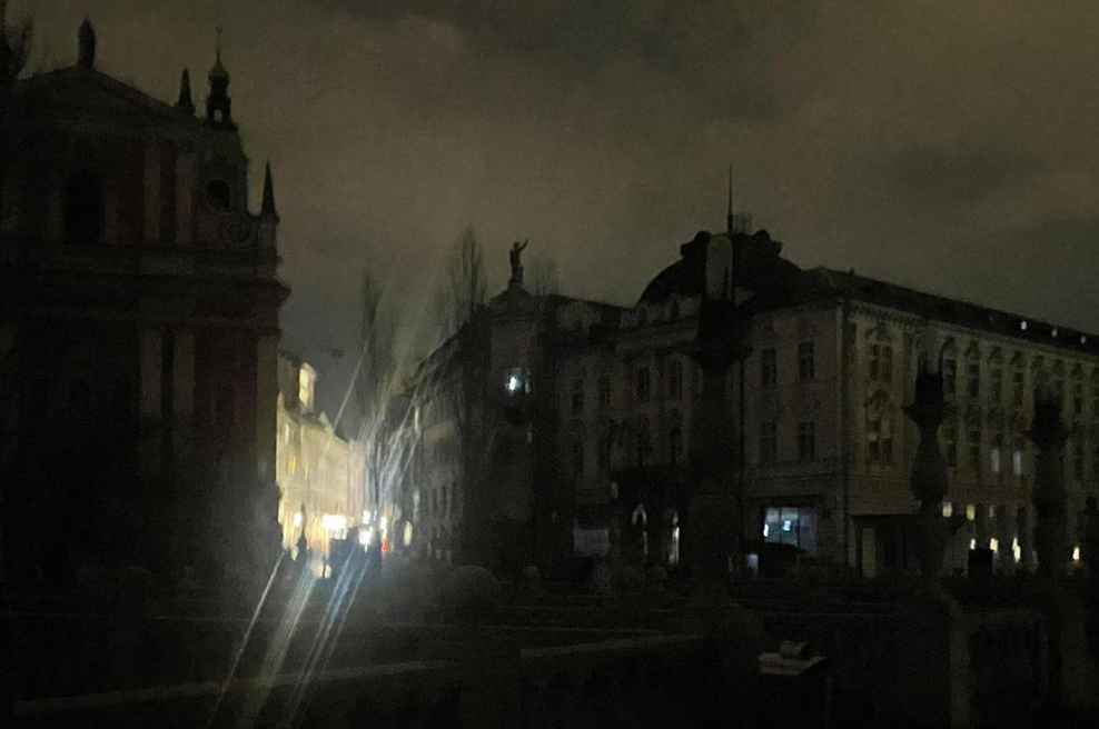 Središče Ljubljane v popolni temi, brez elektrike je območje Tromostovja in obrežje Ljubljanice: kaj se dogaja? (FOTO) (foto: Bralec)
