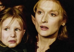 Minilo je 42 let od snemanja tega pretresljivega prizora, igralki pa sta bili tako prestrašeni, da se jima ni bilo treba pretvarjati