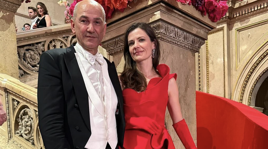 Na tradicionalnem dunajskem opernem plesu tudi Janez Janša s svojo Urško (FOTO) (foto: Instagram/jjansasds)