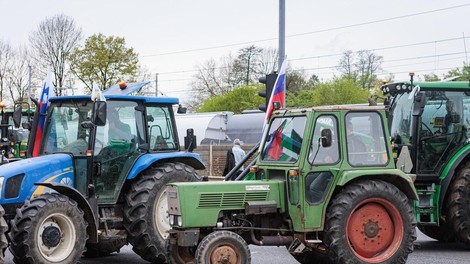 kmetje protest traktorji