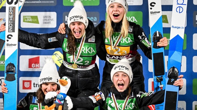 Izvrstne Slovenke na mladinskem svetovnem prvenstvu v Planici osvojile zlato medaljo (foto: Facebook/Smučarska Zveza Slovenije - SloSki.si)