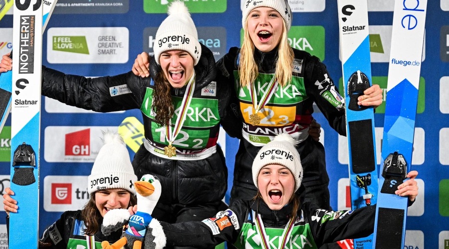 Izvrstne Slovenke na mladinskem svetovnem prvenstvu v Planici osvojile zlato medaljo (foto: Facebook/Smučarska Zveza Slovenije - SloSki.si)