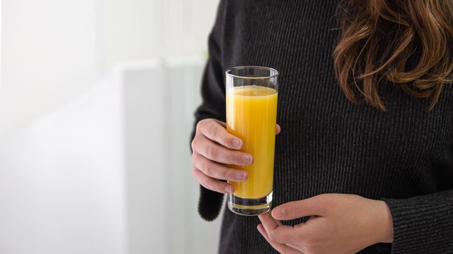 Zdrava osvežitev ali kalorična past: ali 100-odstotni sadni sokovi redijo? (foto: Profimedia)