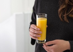 Zdrava osvežitev ali kalorična past: ali 100-odstotni sadni sokovi redijo?