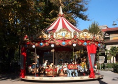 Saj ni res, pa je: organizacija za zaščito živali PETA poziva k prepovedi vrtiljakov ... z živalskimi motivi?!