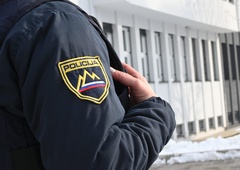 Celjanka razgrajala po trgovinah: z nohti opraskala prodajalko, ukradla cigarete, metala izdelke in celo napadla stranko