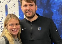 Dončićevih 32 točk za novo zmago Dallasa (na tekmi ga je prvič spremljala hčerka Gabriela)