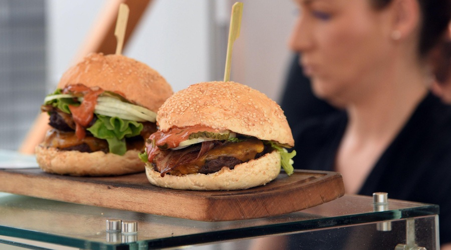 Burgerji, napolitanske pice, tacosi ... Kako se v Sloveniji obnašajo kulinarični trendi? (foto: Borut Živulovič/Bobo)