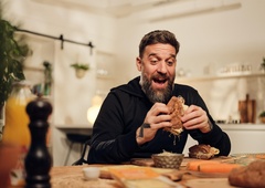 Slastni vegetarijanski sendvič po receptu Žige X Gombača (objavljamo postopek priprave)